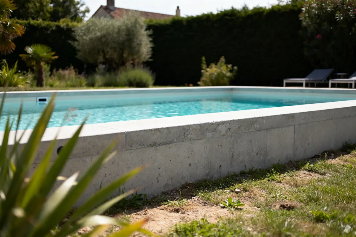 Magiline : votre constructeur expert de piscines béton sur-mesure