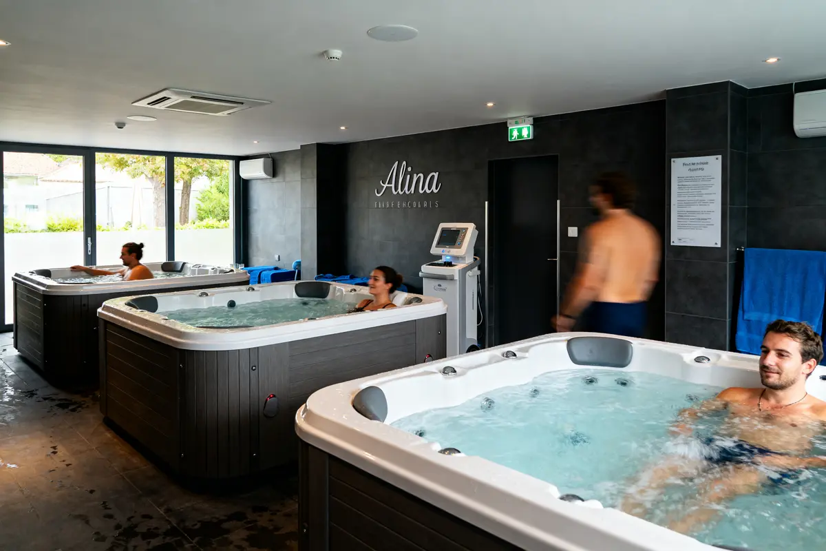 Personnes se relaxant dans des jacuzzis modernes au Spa Alina intérieur lumineux et spacieux
