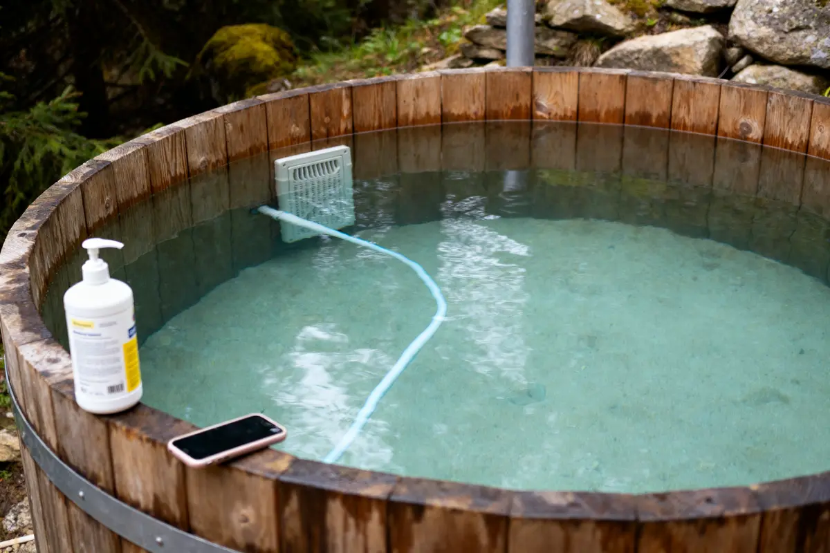 Bain nordique en bois équipé d'un système de filtration pour l'entretien d'un bain nordique