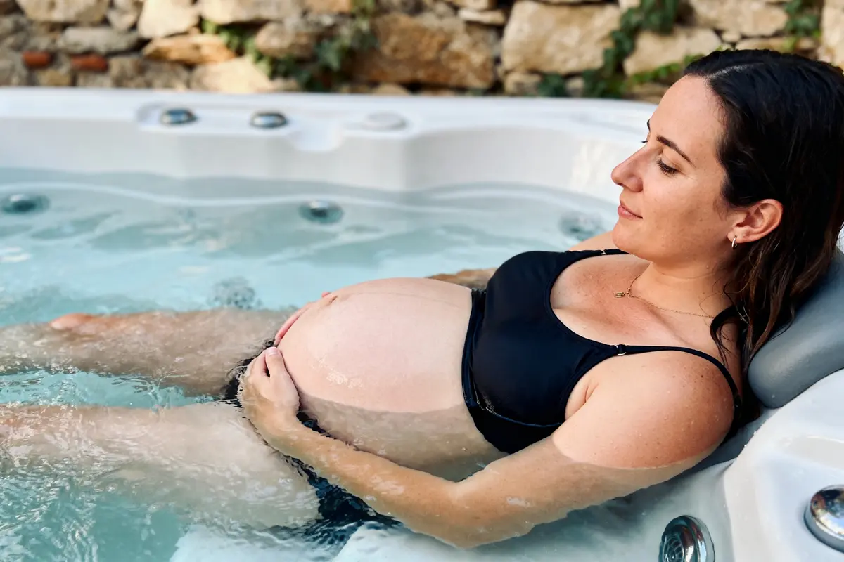 Jacuzzi enceinte : précautions, risques et bienfaits à connaître