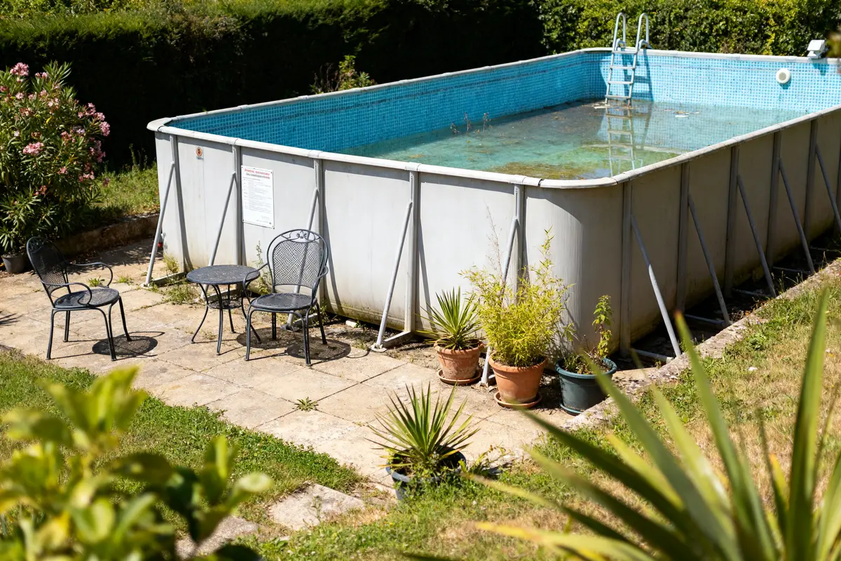 Faut-il déclarer une piscine hors sol ? Réglementation &amp; démarches