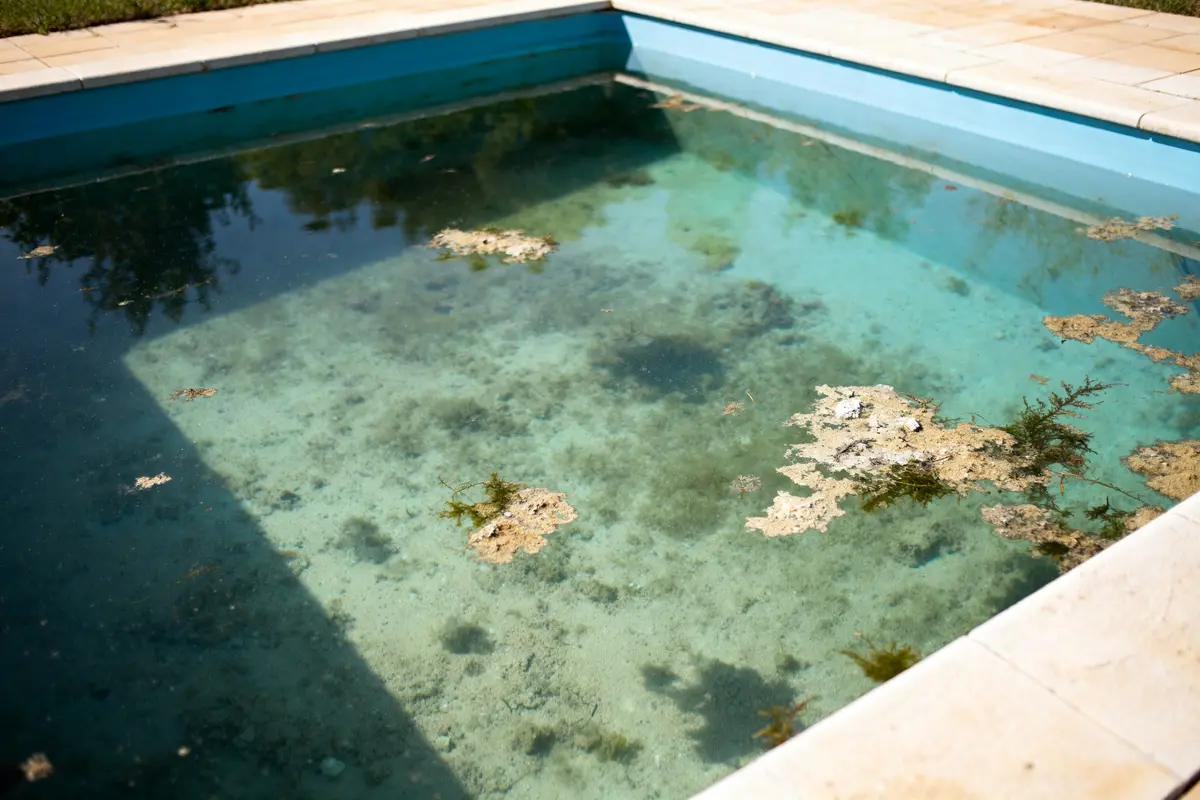 Impuretés dans la piscine : Comment nettoyer sable et dépôts ?