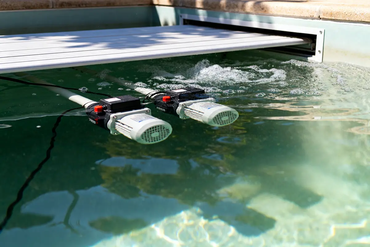 Volet de piscine immergé motorisé : avantages, prix et conseils